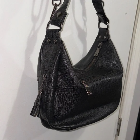 Elegant Black Leather Shoulder Bag - Picture 8 of 10